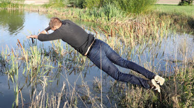 Andreas Schwarz springt zum zweiten Mal in den Teich