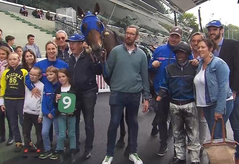 9-10-22-Etonnant-connections-in-winners-circle