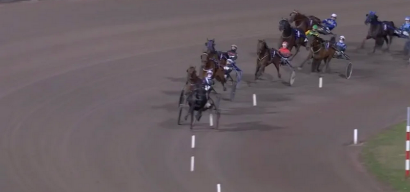 Screenshot 2026-04-24 at 12-40-37 Erik Adielsson och måldomare om körning utanför bangränsen · Senaste nyheterna om trav · Travronden