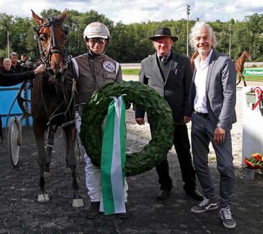 Siegerehrung für Motion Pure nach dem Stuten-St. Leger